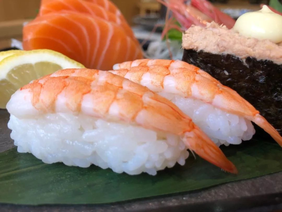 小卷寿司意在精致,可爱 手握寿司 一手醋饭,一只熟虾,合二为一 寿司的
