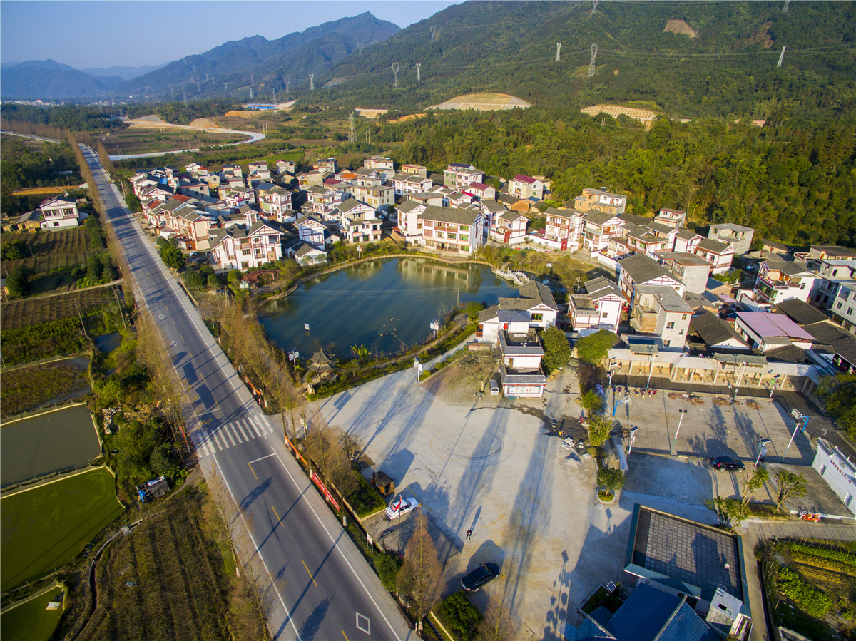 瓮洲村的池塘东宅江是位于宛田深山中的一座瑶寨,这里青山环绕,风景