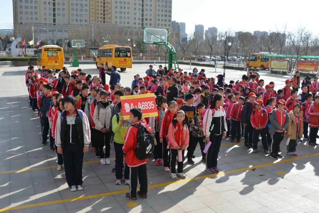 章丘区实验小学成功组织校车安全应急疏散演练