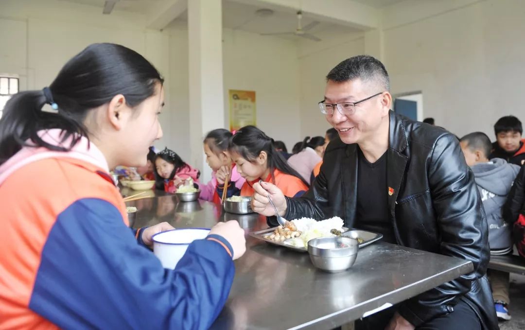 定南这个学校竟然让校长去陪餐!知道真相后暖心了