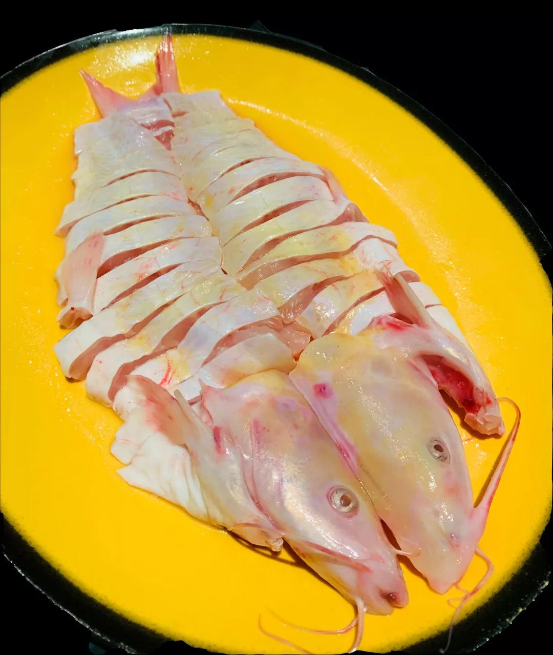 黄沙鱼生活在池塘或浅滩等静水中,是一种不太常见的鱼类,其肉质醇厚