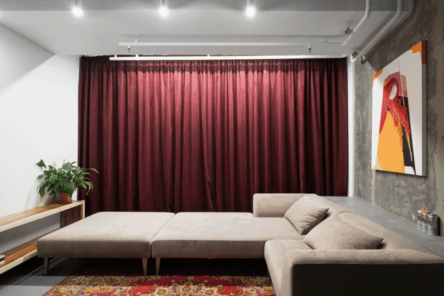质朴低调 大面积的落地窗为室内带来了足够的采光 酒红色的窗帘,在
