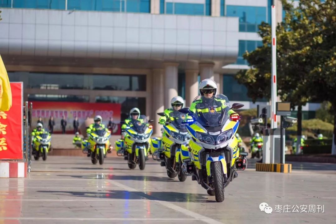 震撼!15辆"铁马战车"装备滕州交警铁骑警队