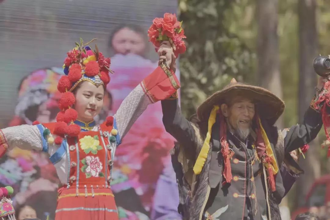 彝族插花节!今天大姚高高的昙华山岗挤满了彝家儿女,只因为