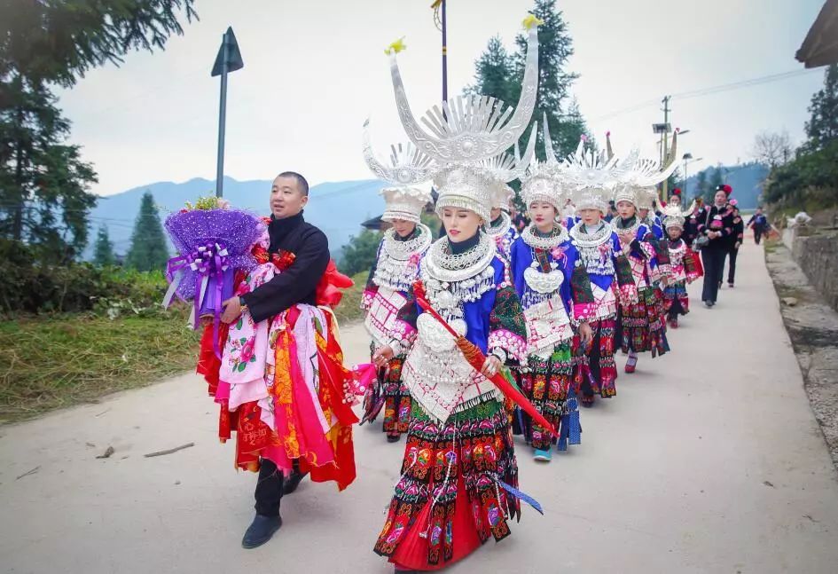 苗族婚纱照图片_苗族服饰(2)