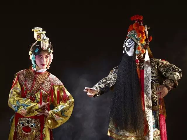 京剧的唱腔主要以著名的"西皮"和"二黄"两大声腔组成.