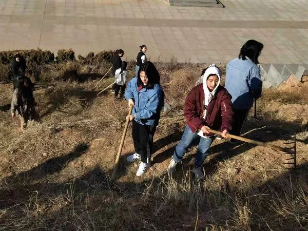 在劳动过程中他们从身边的事着手,默默的付出,认真劳动的同学们真的很