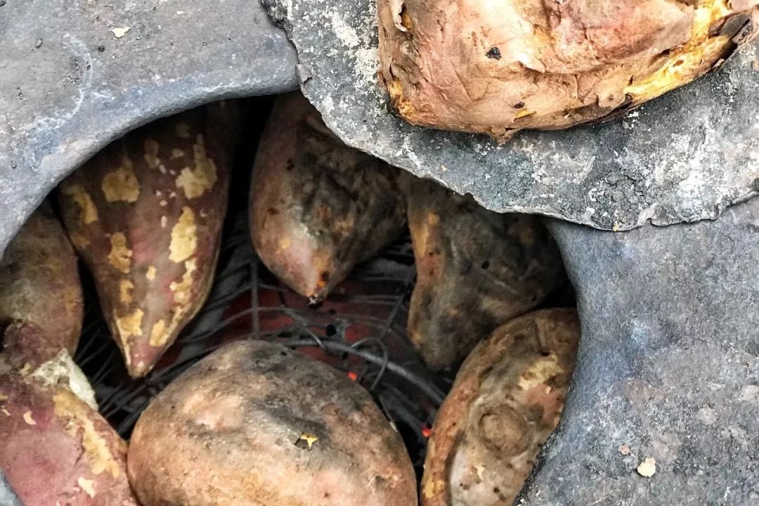 烤红薯虽不是武汉独有,但冬日街头冒着热气的铁桶烤苕却承载着许多
