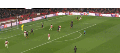 奥巴梅扬近距离包抄捅射破门，阿森纳1-0领先。