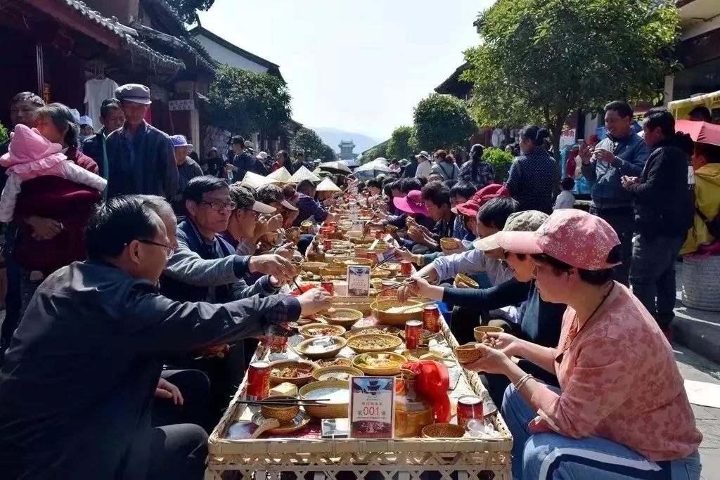 吃货们看过来:今天第九届中国大理巍山小吃节开幕啦!