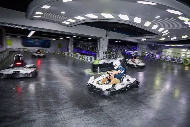 这是一家室内电动卡丁车馆,拥有 2700 平米的超大场地,让各位赛车手