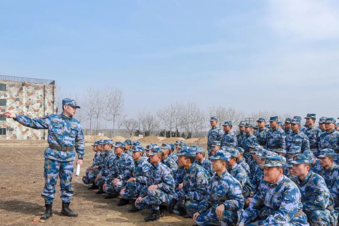 渤海湾畔某校场 战鼓擂动 北部战区海军航空兵某场站 将营连主官及班