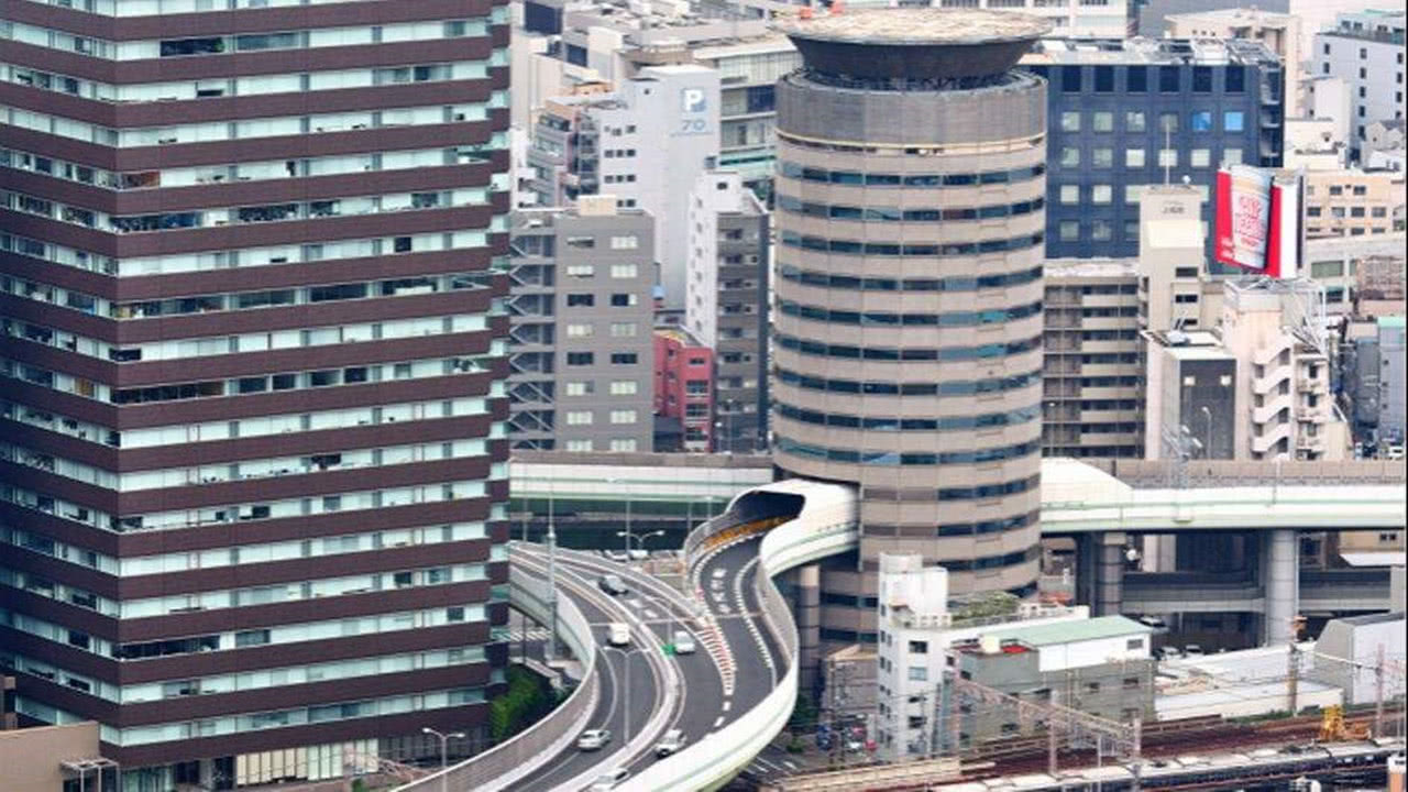 cq9电子游戏app：全球独一无二的建筑大楼里被开了个大洞高速公路从中横穿而过(图4)