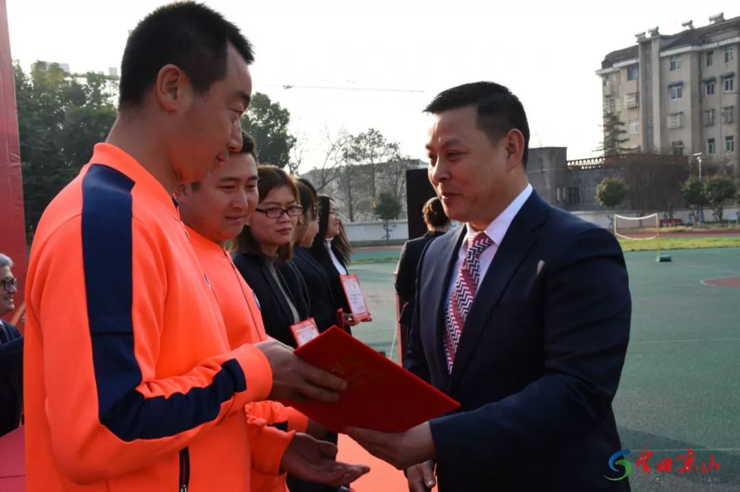 省运会u10男双冠军唐宇杰说"除了每天两小时的网球训练,我还会在读书