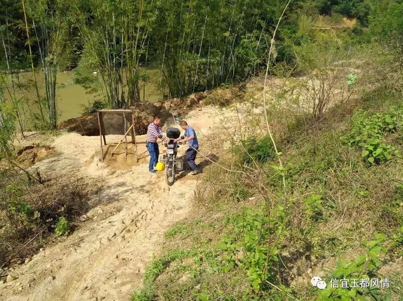 信宜北界镇有人在石砚河段进行非法采沙,结果.