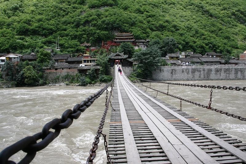 泸定桥两岸的桥头古堡为木结构古建筑,为中国独有.