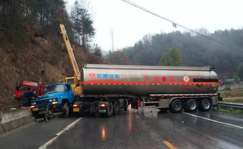 大货车起火失控撞上油罐车 | 操作不当油罐车撞上农用