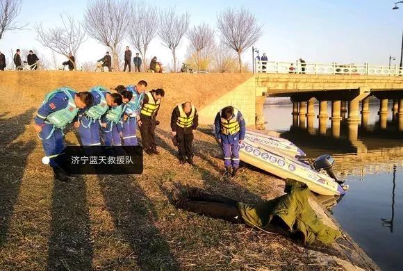 曲阜大沂河发生人员溺水事故,在渔民打捞无果的情况下,有人向济宁市