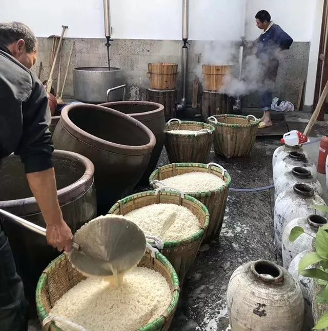 原浆老酒，青瓷瓶，里外都是珍贵的老手艺