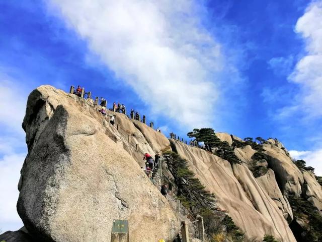 骑着摩托车一天跨越三省就是为了爬天都峰