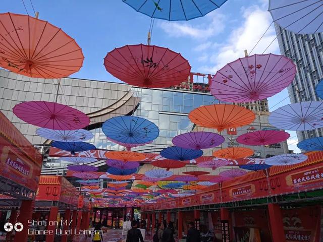 2019四平灯笼暨油纸伞主题美食节在万达广场盛装启幕