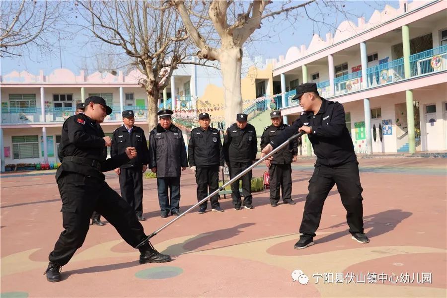 为加强幼儿园安全保卫工作,幼儿园为全体保安配备了防暴头盔,防护盾牌