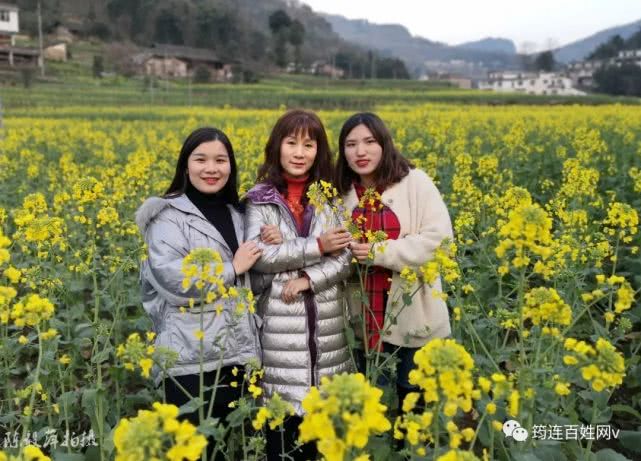 孔雀乡百亩油菜花盛开,吸引不少美女与之争艳!