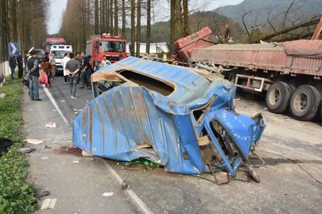 衢州发生惨烈车祸,货车断头,2人被困