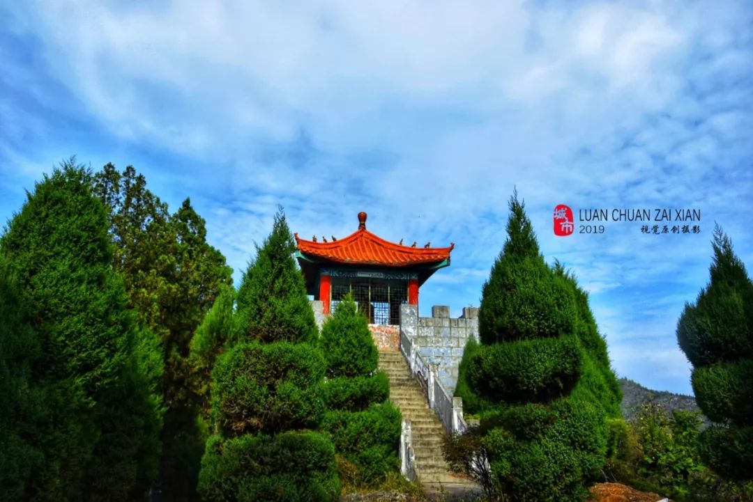 是花木秀丽,风景如画的山城,建有东岭植物园,伊尹公园,龙泉山公园