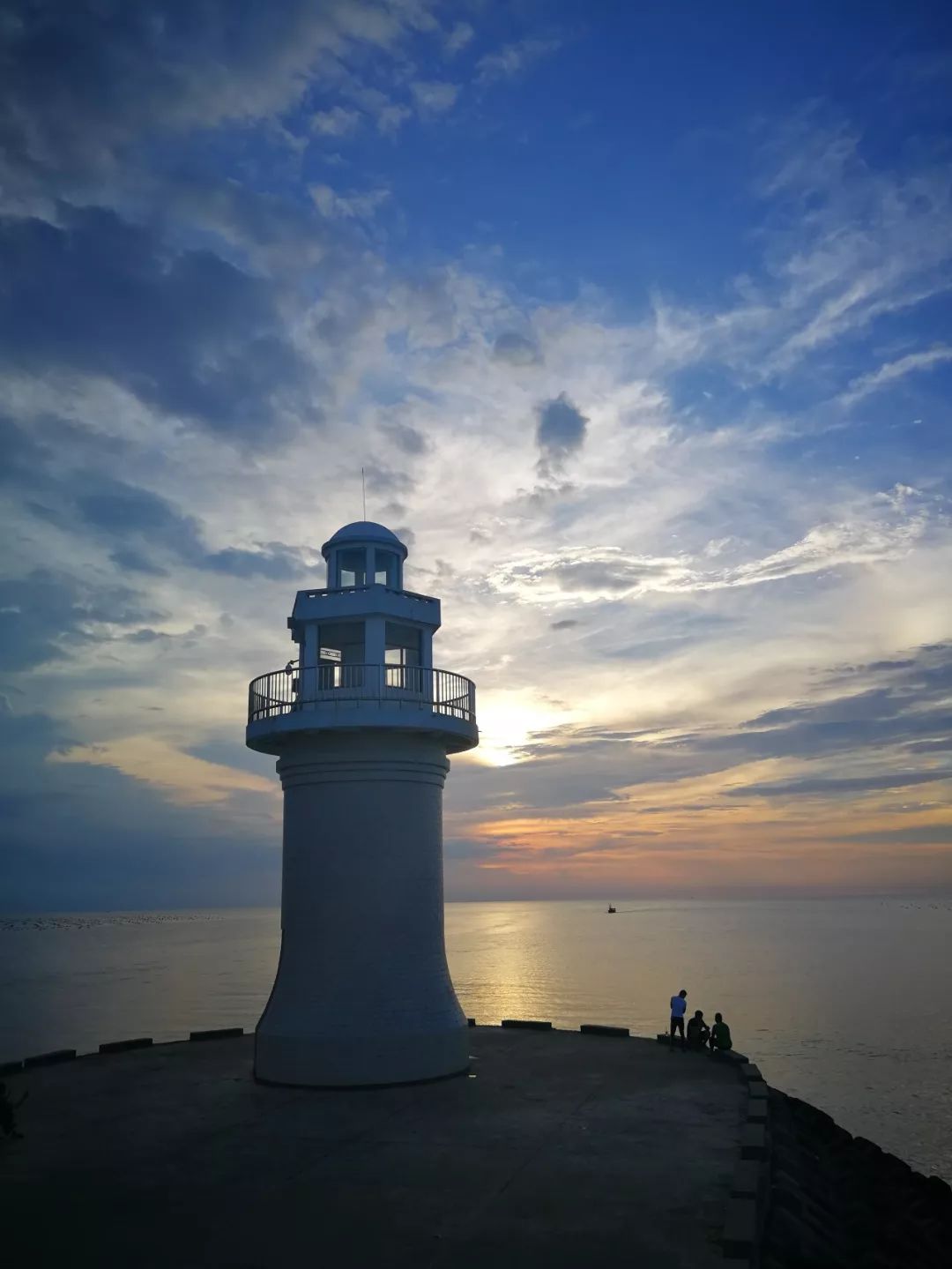 雷州乌石天成台度假村，海边看夕阳好美。渔民捕鱼很有生活气息