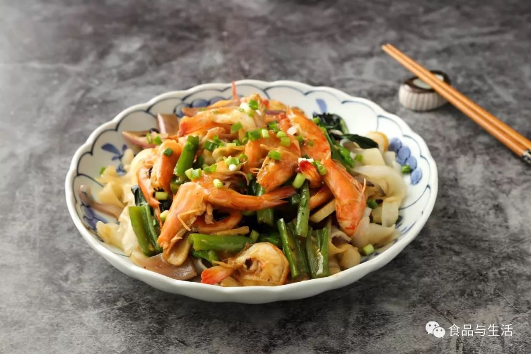 这是湿炒河粉的做法,芡汁中包裹着食材的鲜香,渗入河粉中,使河粉滑嫩