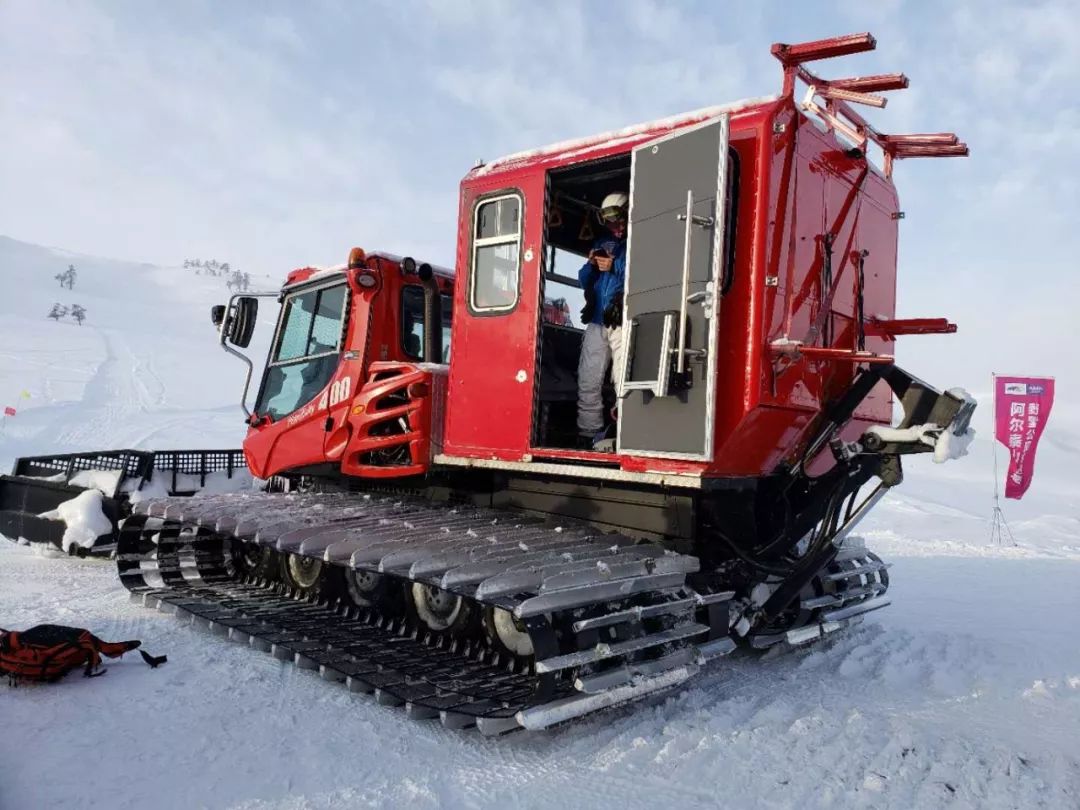 他们不但用压雪车,履带车打通了通往秘境的雪地公路,甚至弄来直升飞机