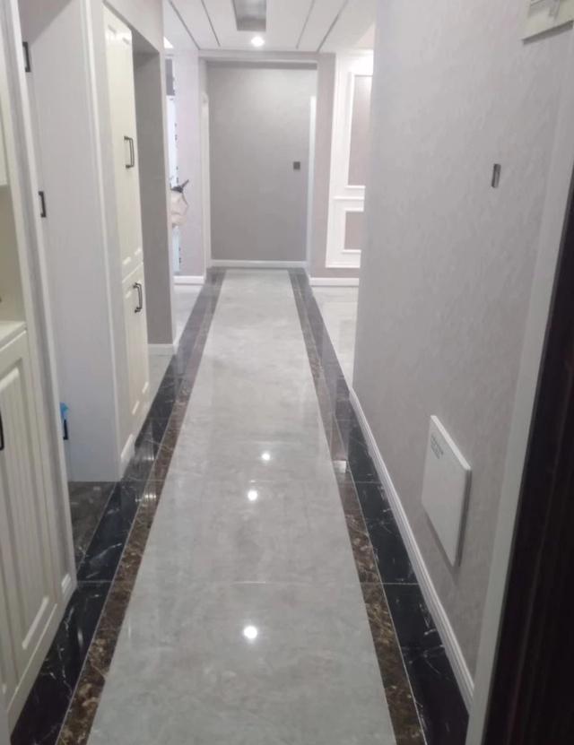 家里走廊甭管大小地砖就这样铺吧让走廊颜值增加更漂亮