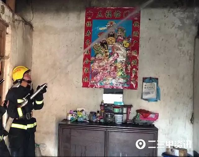 陇县天成镇一房屋着火 浓烟滚滚 消防人员紧急
