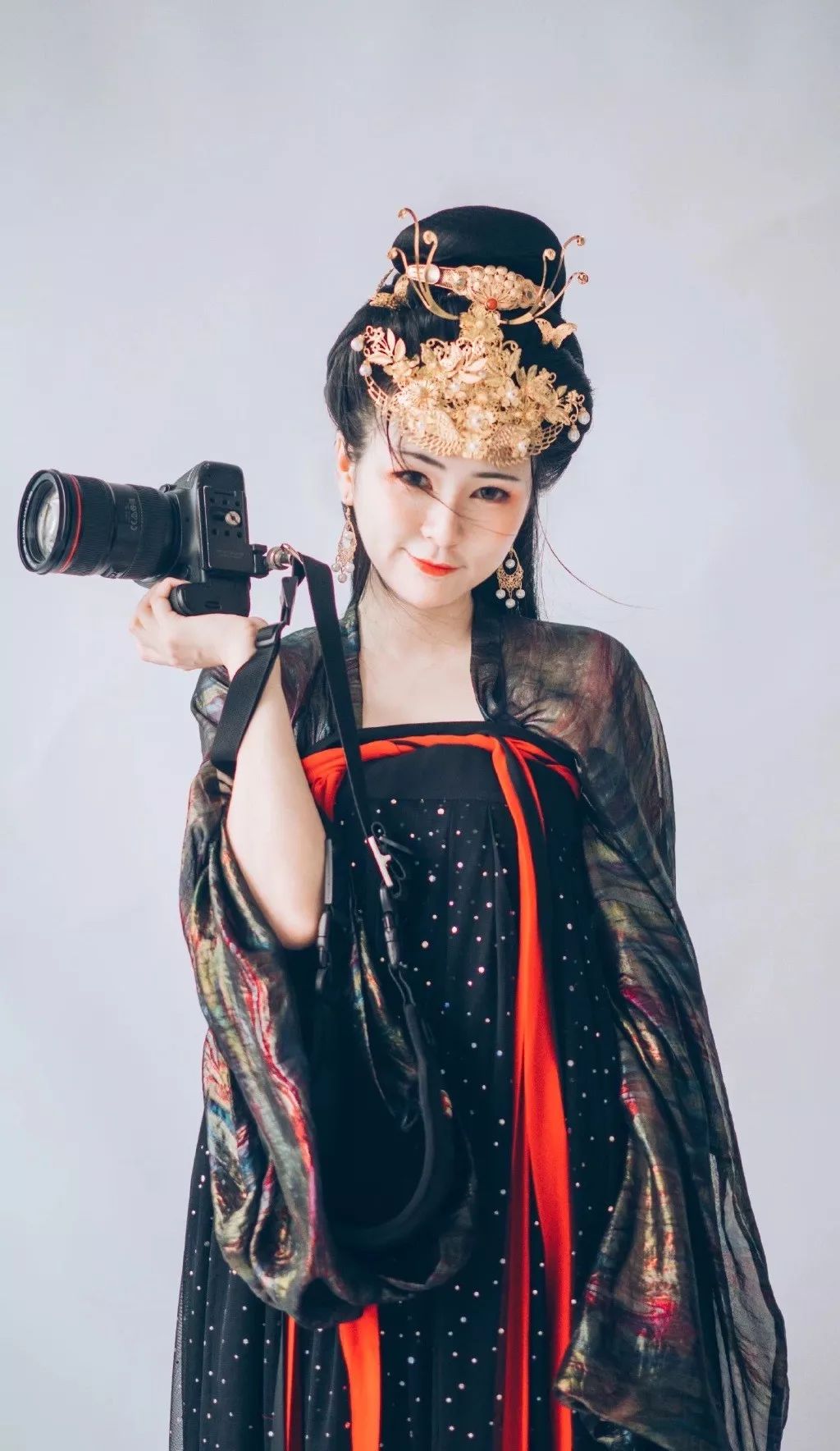 30岁美女摄影师环球旅行，靠穿汉服国外爆火
