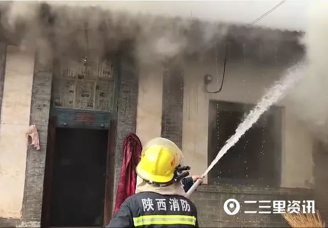 陇县天成镇一房屋着火 浓烟滚滚 消防人员紧急