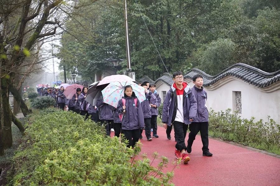 茶园春色绣湖中学教育集团稠江校区七年级学生赴劳动基地开展实践活动