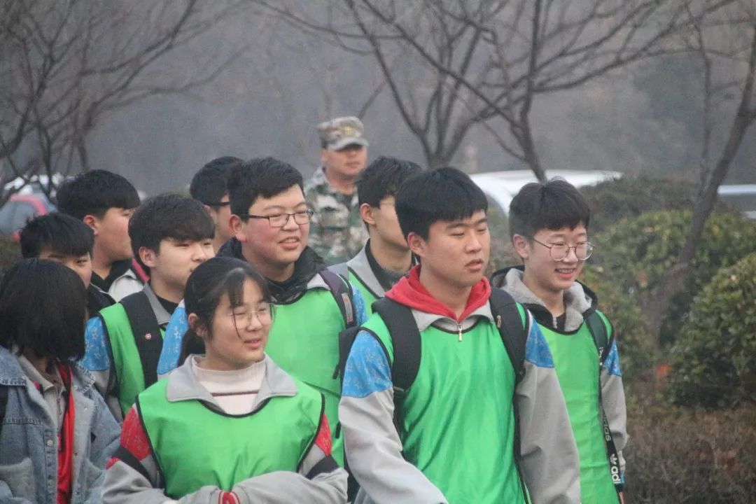 行走中的课堂丨辉县市高级中学千人研学团队走进南太行研学实践基地!