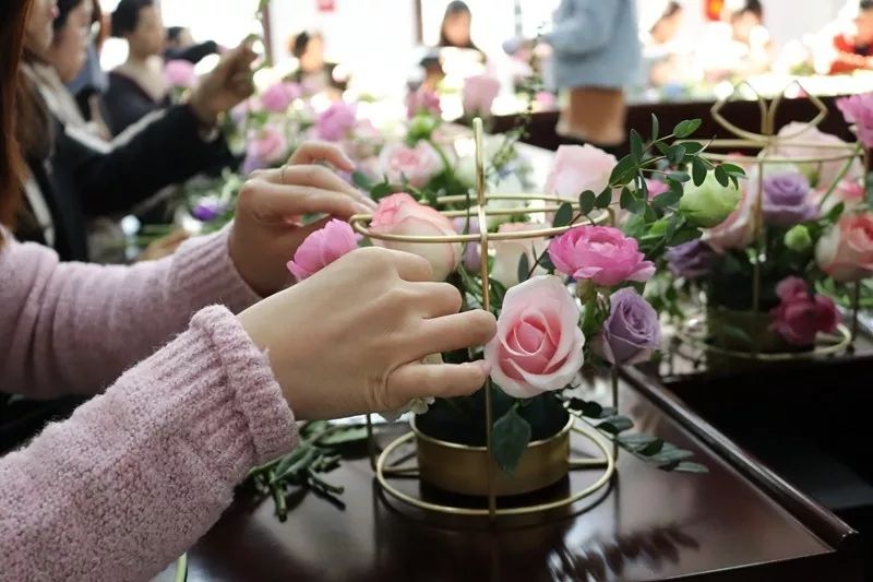 西岗街道妇联举办"花语邂逅 魅力女性"花艺课程培训