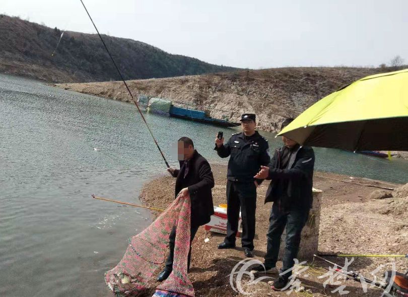 一上午时间,执法人员发现并劝退十多名禁渔期内在丹江口库区钓鱼的