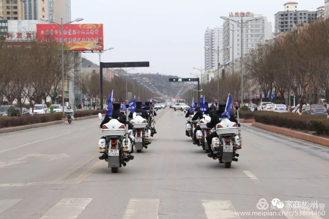 巡逻队员着特警作战服,携带单警装备,通过合理科学安排巡逻路线,不但