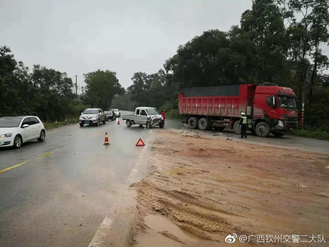 发生一起大货车与小货车相碰撞的交通事故,小货车上两人受伤