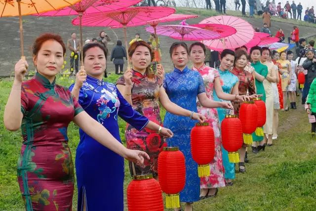 活动浠水这群旗袍美女抓紧排练参加23号大型旗袍秀进油菜花摄影活动