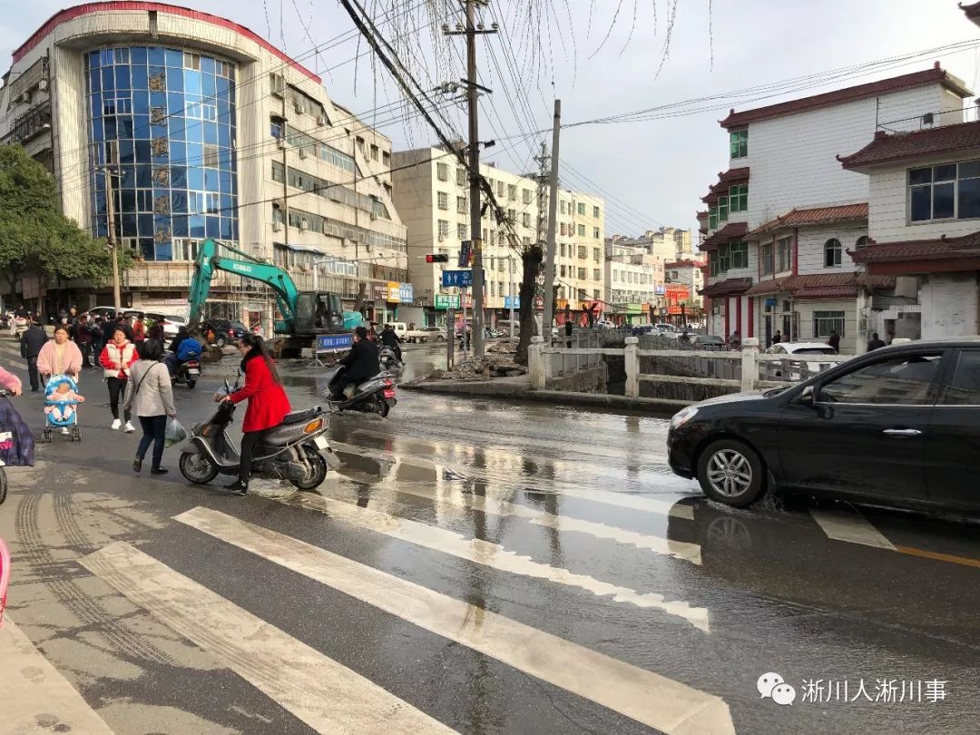 淅川丹阳路与红旗路口挖机不慎捅破自来水管道,水流如