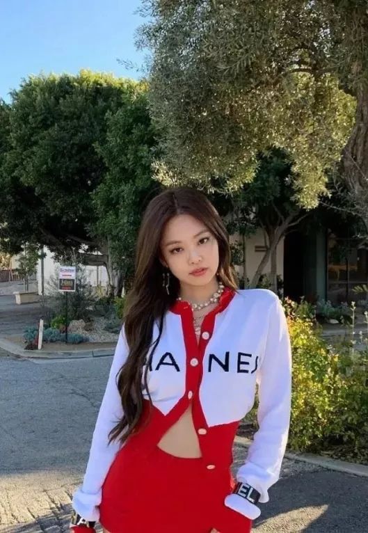 jennie,泫雅,jessica,允儿……当红爱豆私服大盘点!