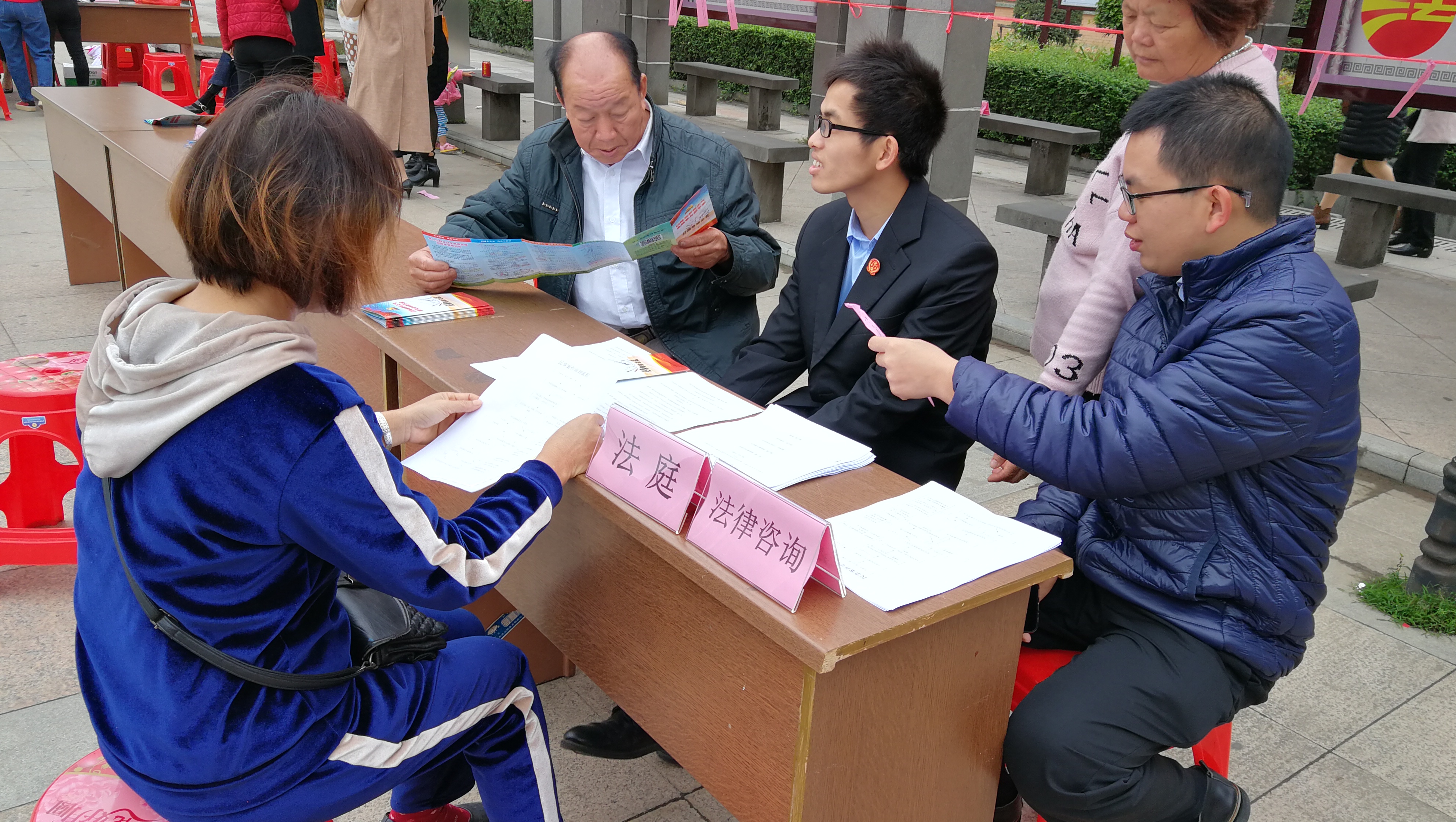 (群众学习禁毒知识(镇人大主席,妇联主席陈莲梅讲解禁毒知识(镇委