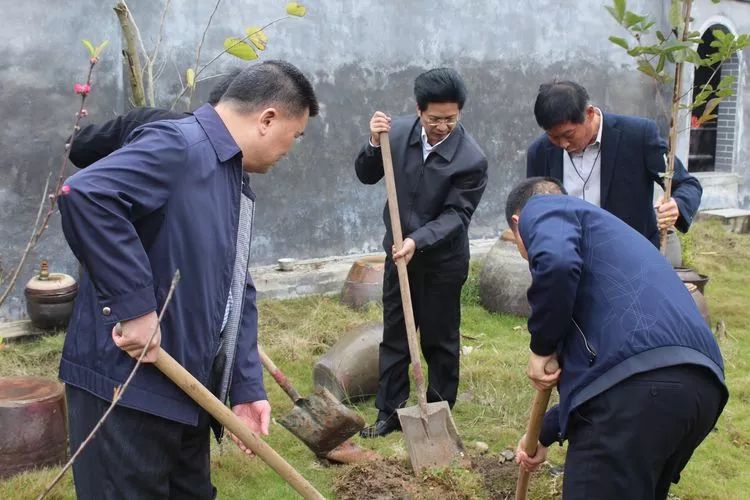 黄志忠副主席,钟智栋书记分别为认捐企业,个人颁发纪念证书.