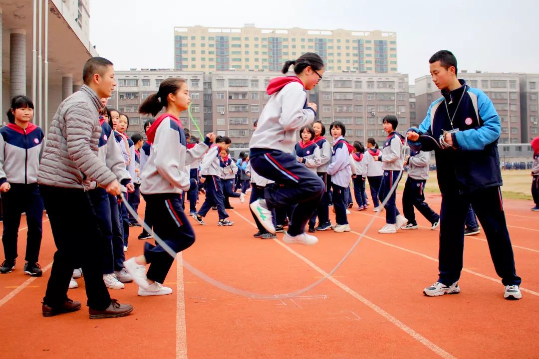 校园活动青春跃动快乐成长展辉学校庆三八女生节跳长绳比赛活动掠影