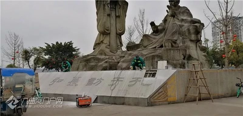 资阳苌弘广场雕像边出现了一群小"守护者.