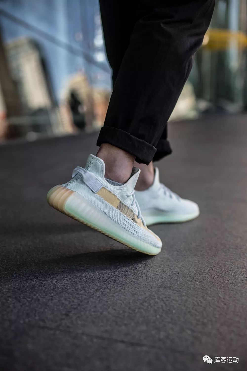 yeezy boost 350 v2"hyperspace 亚洲限定上脚图